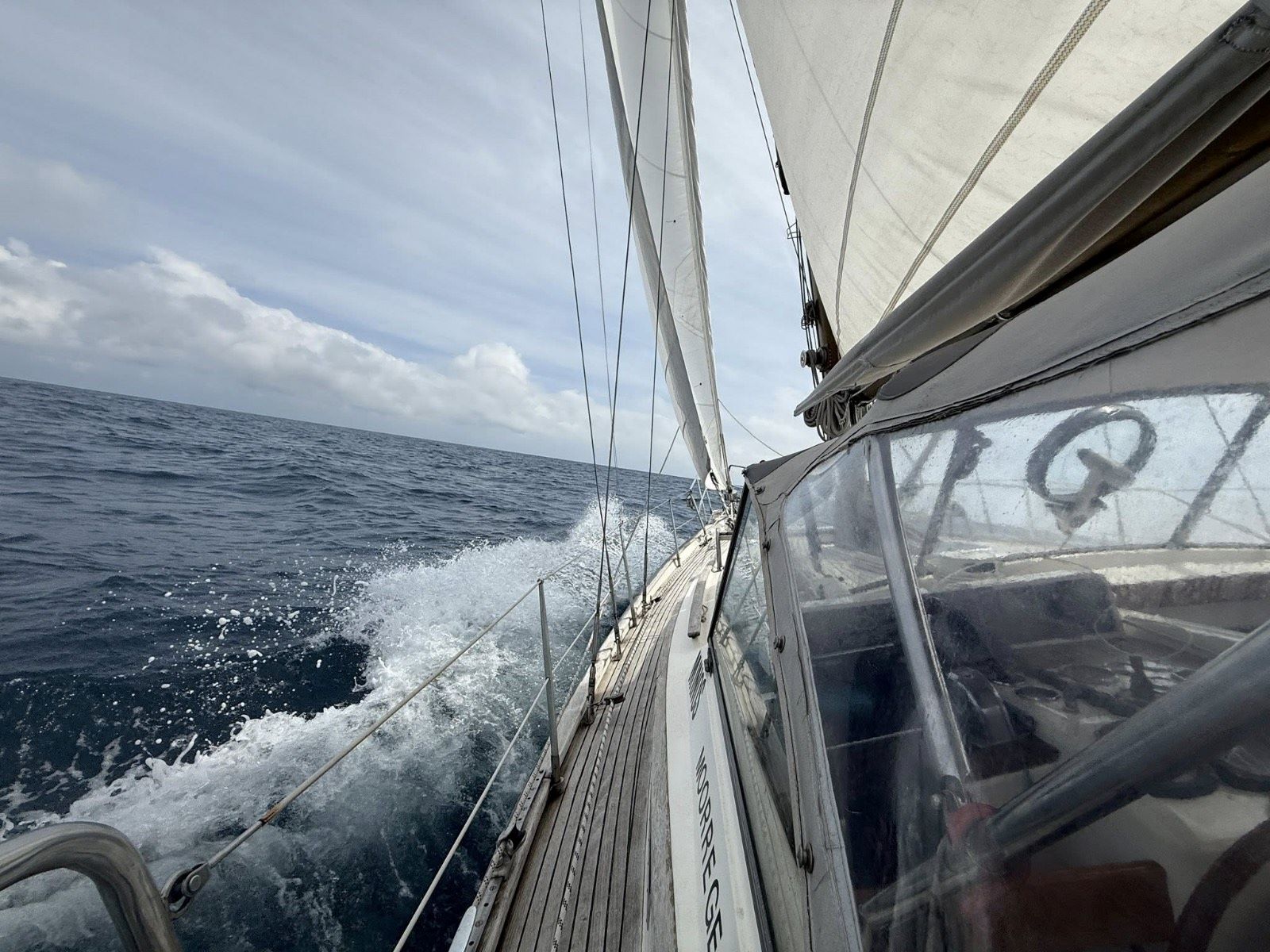 Água a bater no casco do Minos